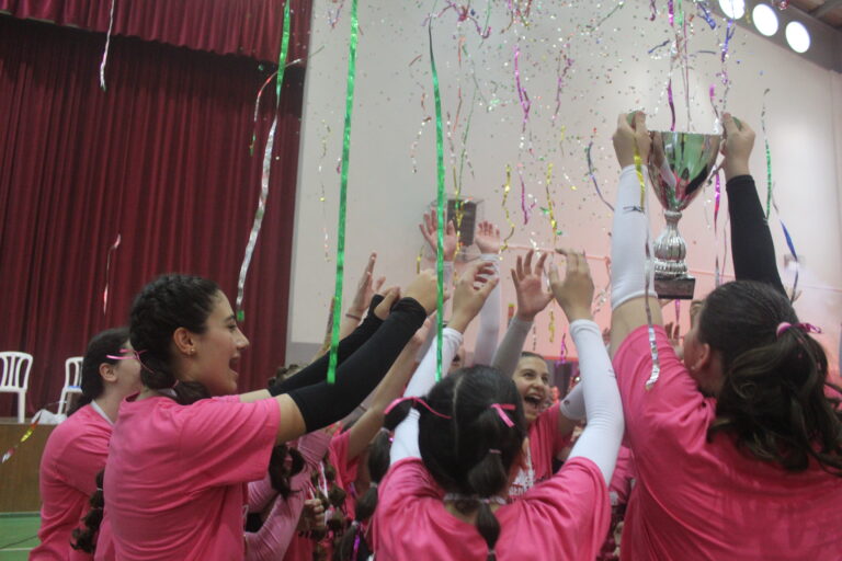 Όλα ρόζ – ζηλευτό Treble!!! Η Lemesos volleyball κατέκτησε μετά το Κ18 και Κ16 και τον τίτλο στο Κ14 παγκορασίδων